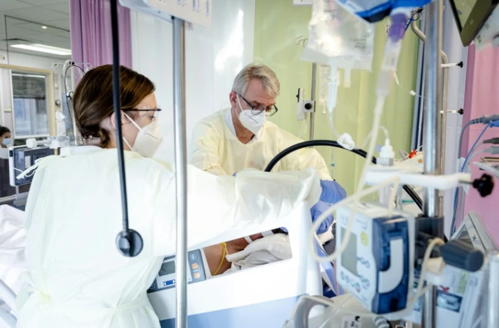 Une infirmière s'occupe d'un patient atteint du Covid-19 dans hôpital de Maastricht le 10 novembre 2021 