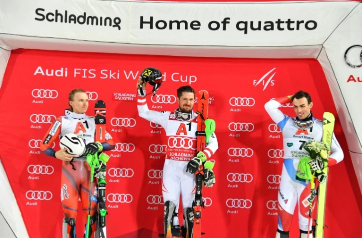L'Autrichien Marcel Hirscher sur le podium après avoir remporté le slalom de Schladming en Coupe du monde le 23 janvier 2018