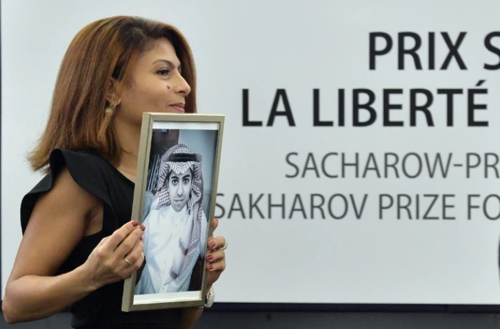 Raef Badaoui tient un portrait de son époux Ensaf Haidar, blogueur saoudien emprisonné, lors de la remise du prix Sakharov à son mari, le 16 décembre 2015