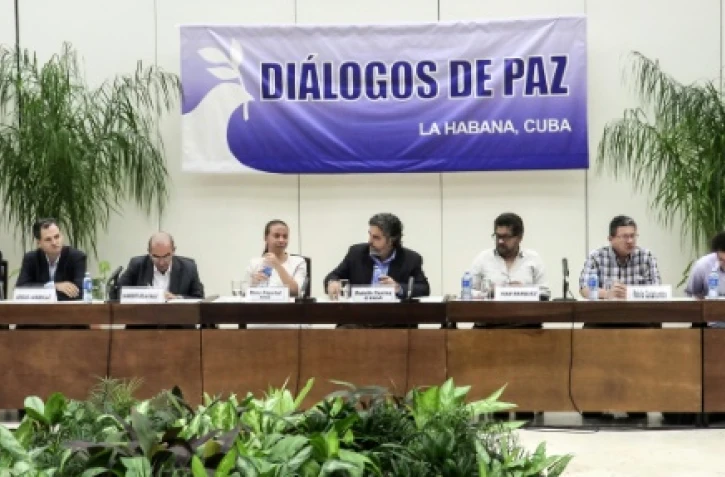 Des membres du gouvernement colombien et des Farc lors d'une conférence de presse à La Havane, le 12 août 2016