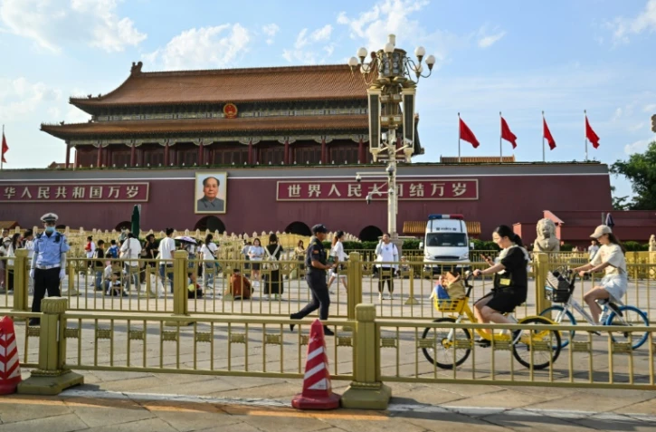 Des policiers place Tiananmen, le 3 juin 2023 à Pékin, à la veille du 34e anniversaire de la répression du mouvement étudiant en 1989