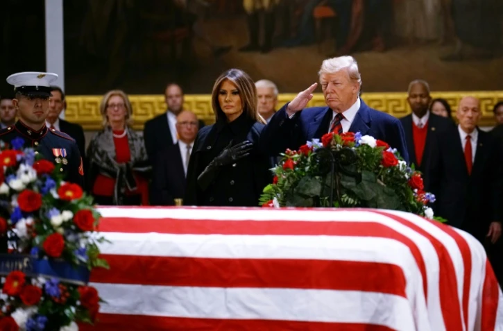 L'actuel président des Etats-Unis Donald Trump et sa femme Melania devant le cercueil du 41e président des Etats-Unis George H. W. Bush, sous la coupole du Capitole à Washington, le 3 décembre 2018