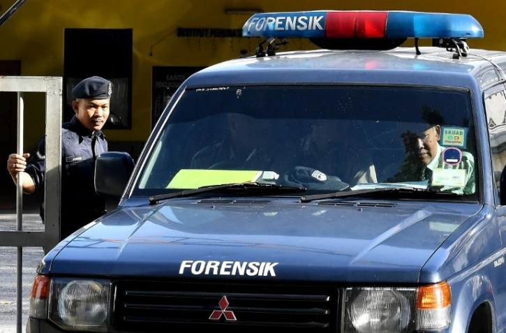 Un véhicule du département de médecine légale quitte l'hôpital de Kuala Lumpur, le 16 février 2017 où se trouve le corps de Kim Jong-Nam, demi-frère du leader nord-coréen Kim Jong-Un 