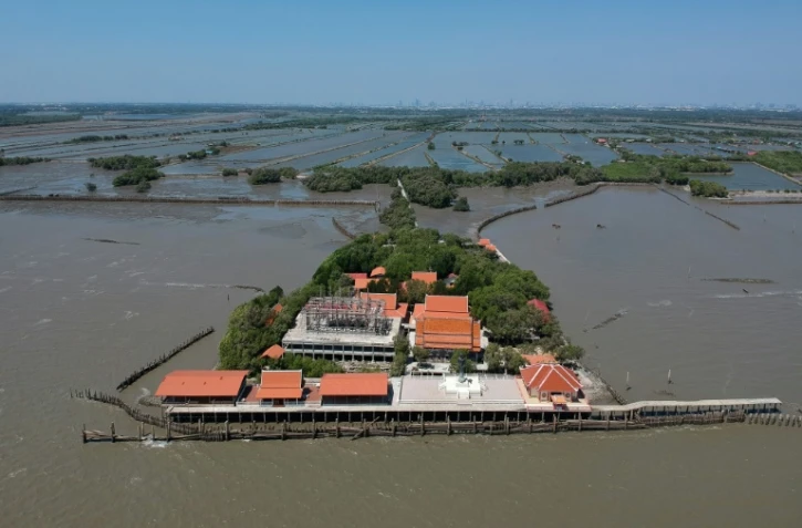Le temple bouddhiste de Samut Chin en Thaïlande, cerné par les eaux, le 9 mars 2019