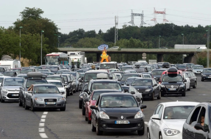 Les automobilistes font la queue devant le péage de Saint-Quentin-Fallavier, près de Lyon le 8 juillet 2017