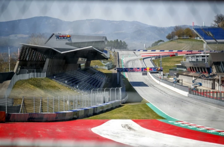 La ligne droite des stands du circuit de F1 de Spielberg le 17 avril 2020 en Autriche