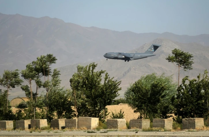 Un avion de transport de l'US Air Force atterrit à la base de Bagram en Afghanistan le 1er juillet 2021