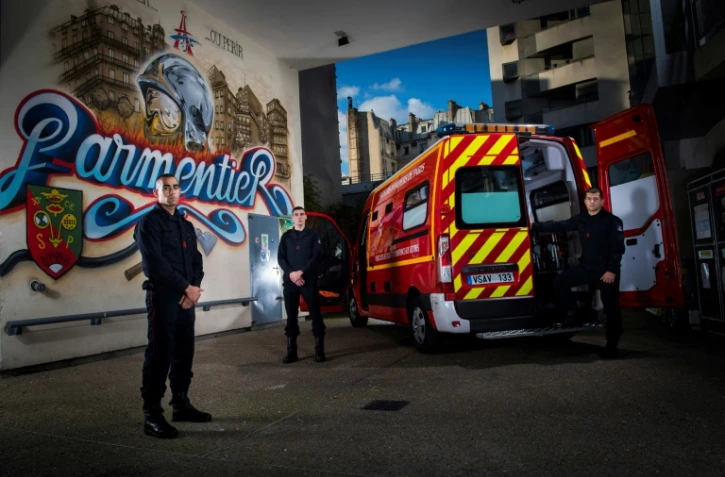 (De G à D) le caporal-chef Christophe, le caporal Loïc et le sapeur première classe Arthur, posent devant leur véhicule à la caserne Parmentier, le 2 novembre 2016 à Paris