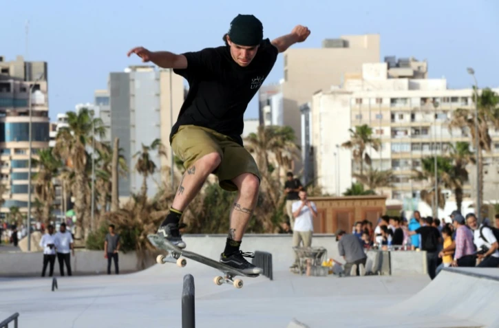 Des skateurs dans le premier skatepark de Libye, inauguré à Tripoli, le 29 mai 2022