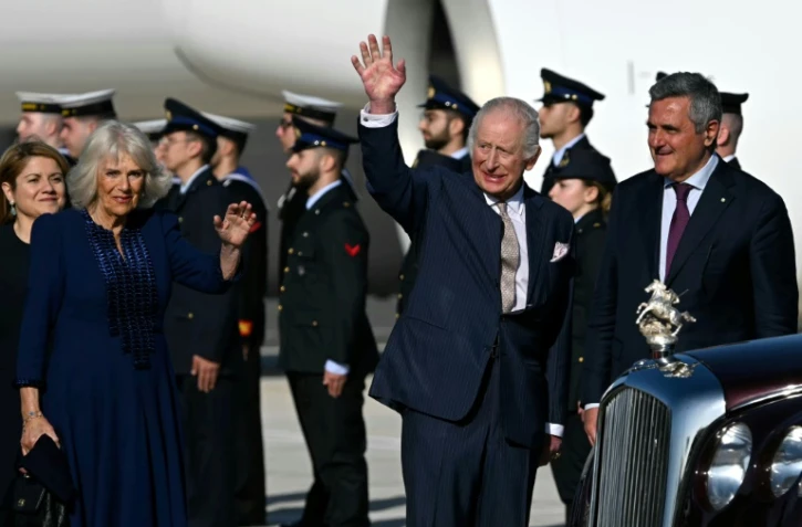 Le roi Charles III et la reine Camilla à leur arrivée à l'aéroport de Rome Ciampino pour une visite d'Etat en Italie, le 7 avril 2025