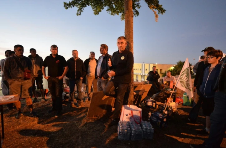 Loïc Guiné, président de la FDSEA d'Ile et Vilaine, au milieu de producteurs de lait, le 29 août 2016 à Cesson-Sevigne, près de Rennes