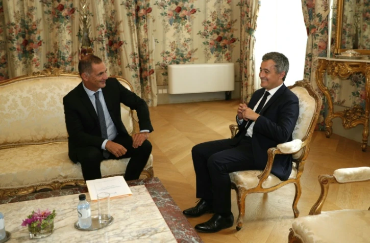 Le ministre de l'Intérieur Gérald Darmanin (d) et le président autonomiste de l'exécutif Gilles Simeoni, le 13 septembre 2023 à Ajaccio, en Corse