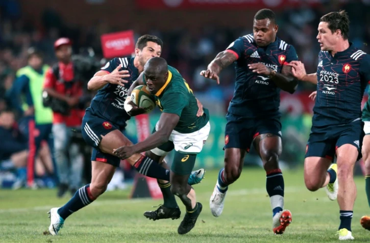 L'arrière du XV de France Brice Dulin tente de plaquer l'ailier sud-africain Raymond Rhule au Loftus Versfeld Stadium à Pretoria, le 10 juin 2017