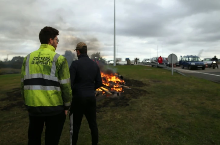 Des dockers bloquent le 8 octobre 2015 l'accès au Havre pour soutenir les employés de l'usine Sidel où un plan social prévoit la suppression de 214 postes