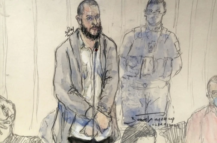 Croquis d'audience de Salah Abdeslan (g), lors du procès des attentats du 13 novembre 2015, le 2 novembre 2021 à Paris