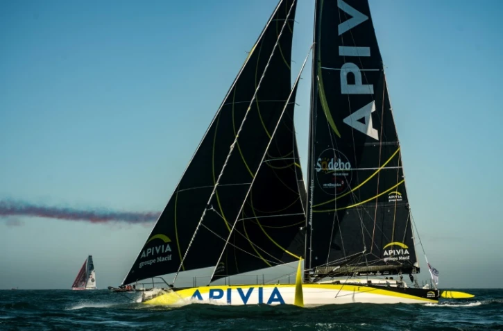 Charlie Dalin à bord de son monocoque Apivia au départ du Vendée Globe le 8 novembre 2020 au large des Sables-d'Olonne