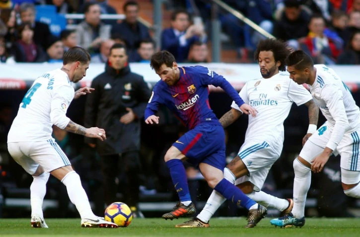 La star du Barça Lionel Messi aux prises avec la défense du Real Madrid, lors du clasico de la Liga disputé à Bernabeu, le 26 décembre 2017 