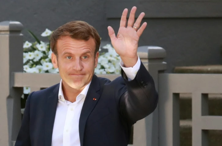 Emmanuel Macron quitte sa maison avoir voté pour le second tour des élections municipales du 28 juin 2020, au Touquet.
