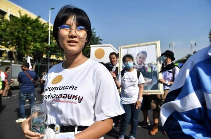 La lycéenne thaïlandaise Benjamaporn "Ploy" Nivas, le 14 novembre 2020 lors d'un rassemblement pour la démocratie à Bangkok