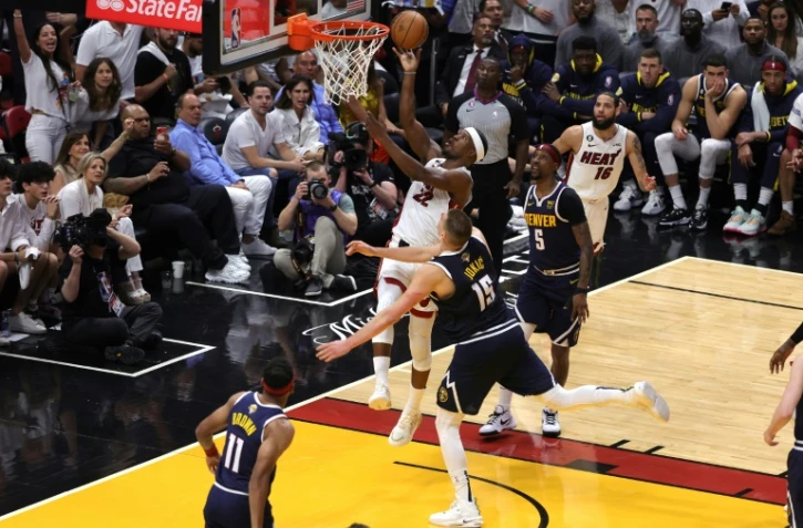 Jimmy Butler, l'ailier du Miami Heat, marque un panier devant Nikola Jokic, le pivot des Denver Nuggets, durant le quatrième match des Finales NBA 2023, à Miami, le 9 juin 2023