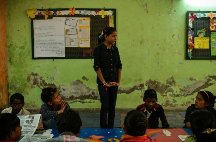 Le jeune reporter indienne Durga Kumari, 15 ans, prend la parole lors de la conférence de rédaction du journal des enfants des rues Balaknama, à New Delhi le 26 février 2016