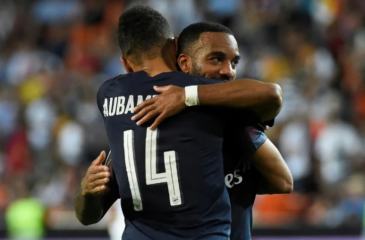 Les buteurs d'Arsenal Pierre-Emerick Aubameyang et Alexandre Lacazette après la qualification de leur équipe en finale de Ligue Europa en éliminant Valence, le 9 mai 2019 à Mestalla