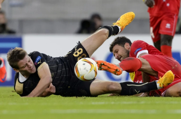 Le Russe Ruslan Kambolov (g), alors défenseur au FC Rubin à la lutte avec le milieu suisse de Sion Veroljub Salatic en Europa League, le 17 septembre 2015 à Sion
