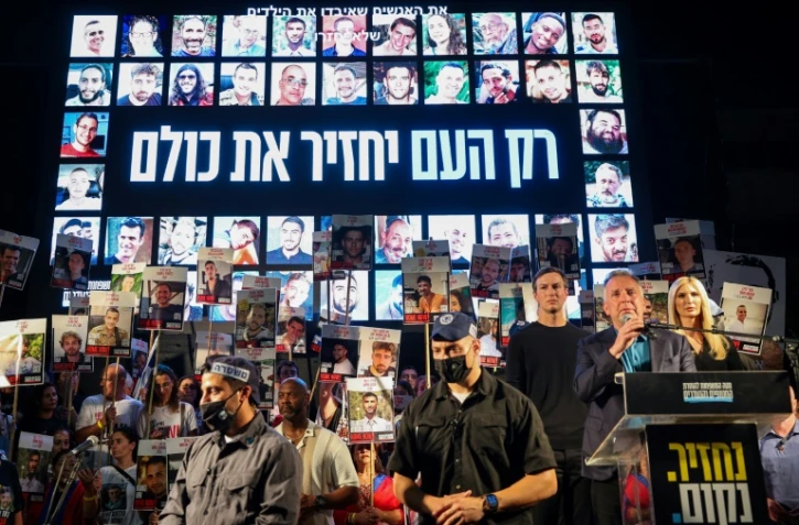 L’envoyé spécial américain Steve Witkoff (au centre) s’exprime tandis que l’homme d’affaires américain Jared Kushner et son épouse Ivanka Trump l’écoutent lors d’un rassemblement à Tel-Aviv, le 11 octobre 2025