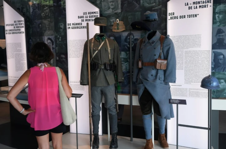 Une jeune femme visite le nouvel historial franco-allemand ouvert au Vieil Armand pour raconter à deux voix l'une des batailles meurtrières de la Grande Guerre, à Wattwiller, dans le Haut-rhin, le 3 août 2017