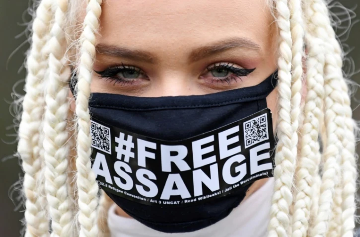 Nina est venue d'Amsterdam pour protester, le 24 février 2020 à Woolwich e, Angleterre, en faveur de la libération du fondateur de Wikileaks Julian Assange. 
