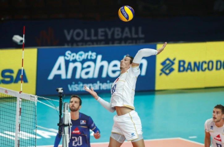 Le réceptionneur-attaquant Thibault Rossard s'apprête à smasher la balle contre la Russie lors de la phase finale de la Ligue des Nations, à Chicago, le 11 juillet 2019