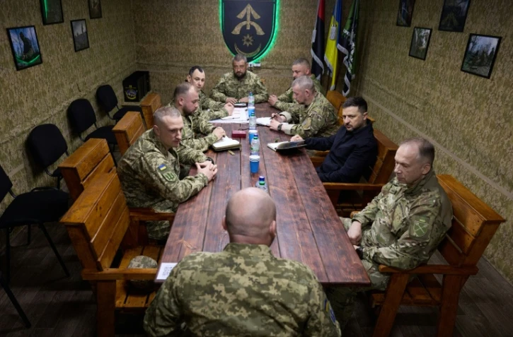 Photo fourni le 8 mai 2026 par la présidence ukrainienne montrant le président Zelensky avec le chef des forces armées  Oleksandr Syrsky (droite) dans la région de Dnipropetrovsk