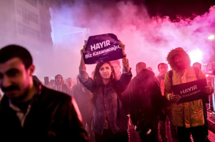 Des supporters du "non" manifestent à Istanbul, le 17 avril 2017, après l'annonce des résultats du referendum constitutionnel