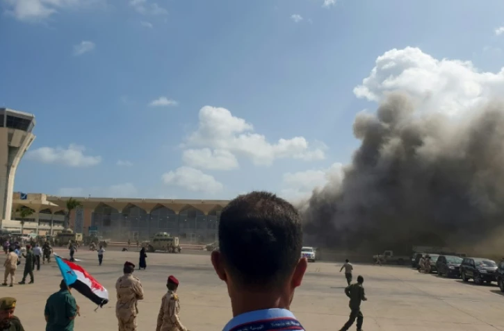 De la fumée s'échappe d'un batiment de l'aéroport d'Aden au Yémen, après des explosions meurtrières au moment de l'arrivée du nouveau gouvernement d'union, le 30 décembre 2020