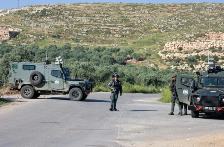 Barrage des établi par des membres des forces de sécurité israéliennes, le 13 avril 2024 dans le village palestinien d'al-Mughayyir, près de Ramallah