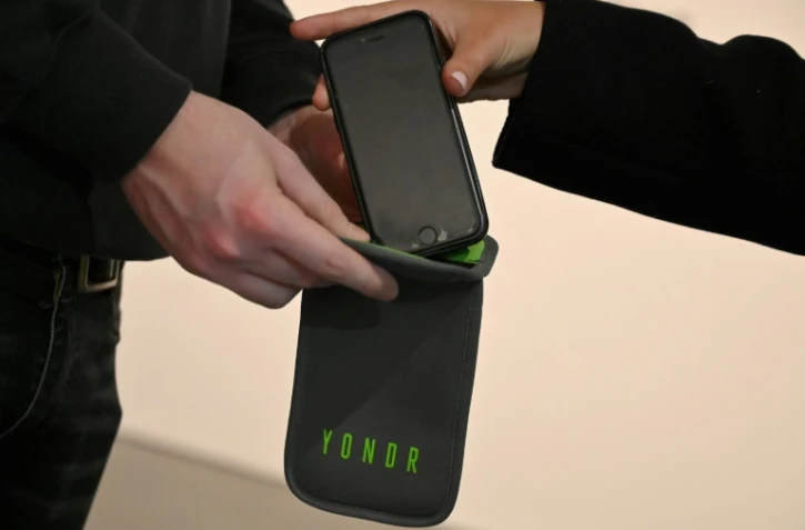 Un étui Yondr accueille un téléphone portable à l'entrée d'une exposition du Brooklyn Museum le 22 novembre 2019 à New York