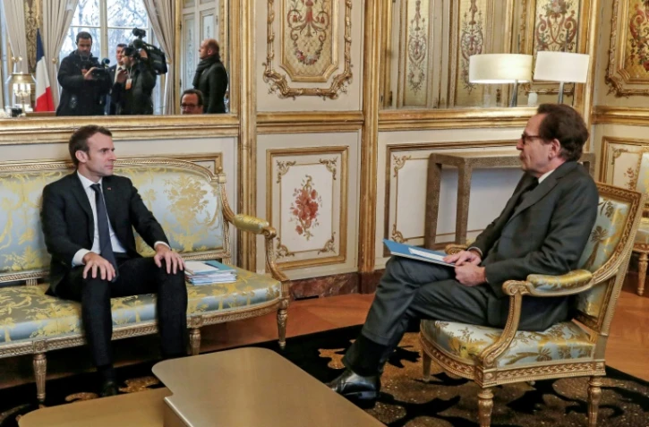 Emmanuel Macron (g) reçoit Gilles Le Gendre, président du groupe LREM à l'Assemblée