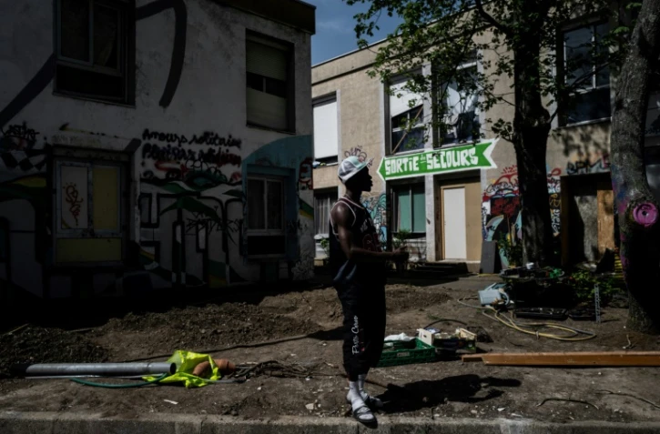 Un homme dans la cour d'une école temporairement reconvertie en centre d'accueil pour migrants, le 16 avril 2020 à Lyon