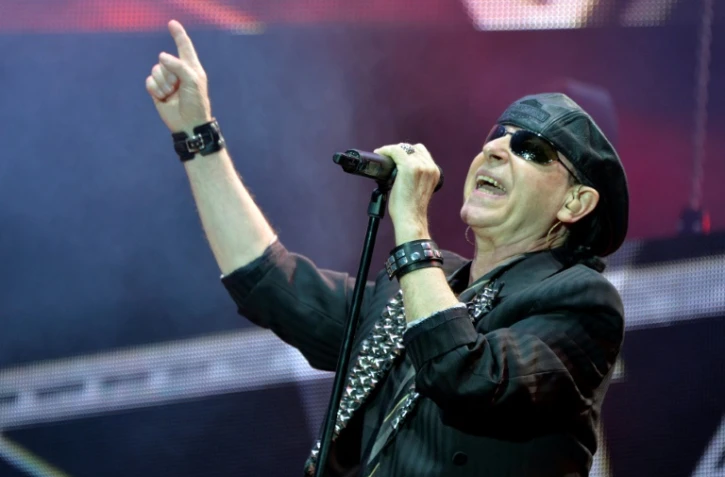 Le chanteur du groupe allemand Scorpions, Klaus Meine, sur la scène du Hellfest, le 20 juin 2015 à Clisson