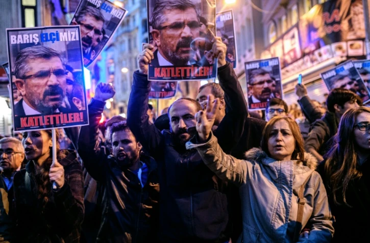 Des manifestants à Istanbul tiennent un portrait de l'avocat kurde Tahir Elci, tué le 28 novembre 2015 à Diyarbakir 