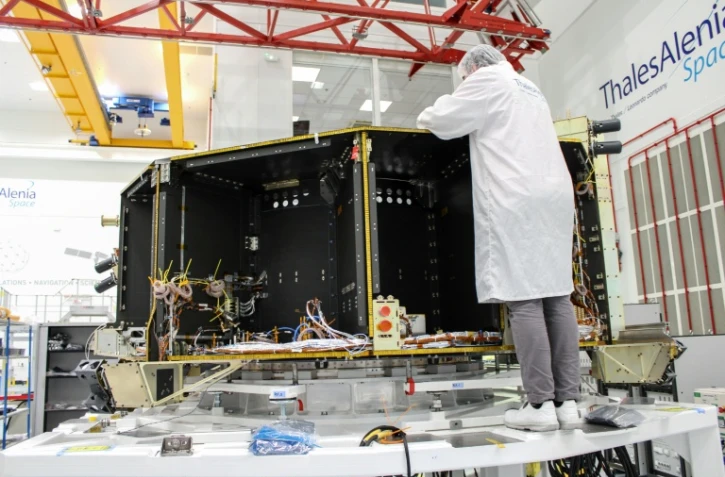 Un ingénieur à l'oeuvre pour le satellite Plato pour l'ESA à Cannes, dan sle sud de la France, le 23 septembre 2024