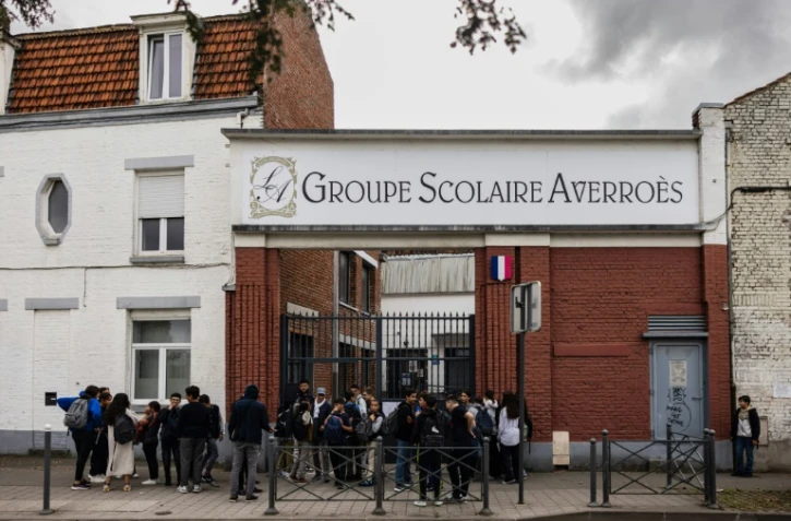 Des élèves devant le lycée Averroès, principal lycée musulman de France, le 28 septembre 2023 à Lille