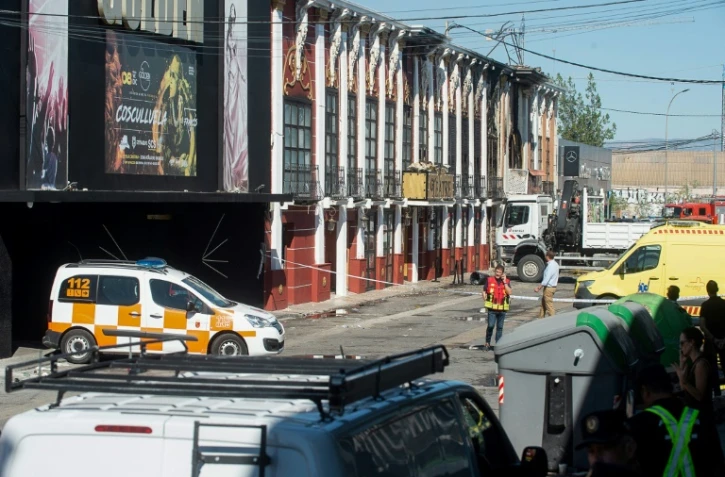 Les services de secours bouclent la rue où un incendie meurtrier a dévasté une discothèque, à Murcie en Espagne le 1er octobre 2023