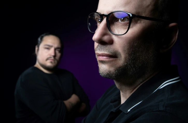 Deux victimes du Bataclan, Stéphane Toutlouyan (d)  et David Fritz Goeppinger posent pour l'AFP à Paris le 28 avril 2021