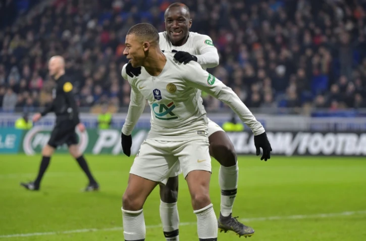 Moussa Diaby fête son but pour le PSG face à Villefranche-sur-Saône avec son coéquipier Kylian Mbappé, en Coupe de France le 6 février 2019 à Décines-Charpieu près de Lyon