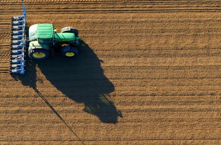 Emmanuel Macron annonce une loi pour rééquilibrer les contrats entre agriculteurs, industriels et distributeurs afin de mieux rémunérer les paysans