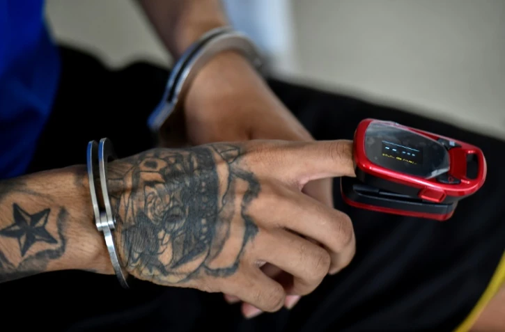 Un détenu subit un teste au coronavirus dans un commissariat de police Cali en Colombie le 21 juillet 2020.