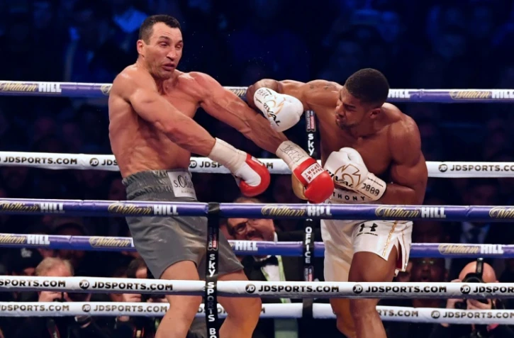 Anthony Joshua (D) a battu l'Ukrainien Wladimir Klitschko par KO technique le 29 avril 2017 Ă Wembley (nord-ouest de Londres)