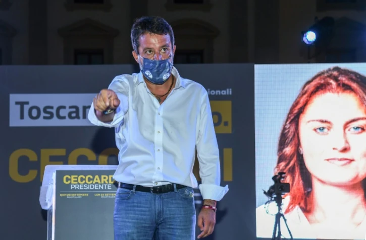 Le chef de la Ligue, Matteo Salvini, près d'une affiche de campagne de la candidate aux élections régionales en Toscane Susanna Ceccardi, le 18 septembre 2020 à Florence