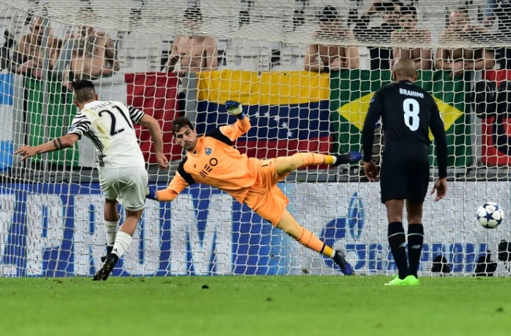 Paulo Dybala transforme un penalty pour la Juve contre le FC Porto en Ligue des champions, le 14 mars 2017 à Turin